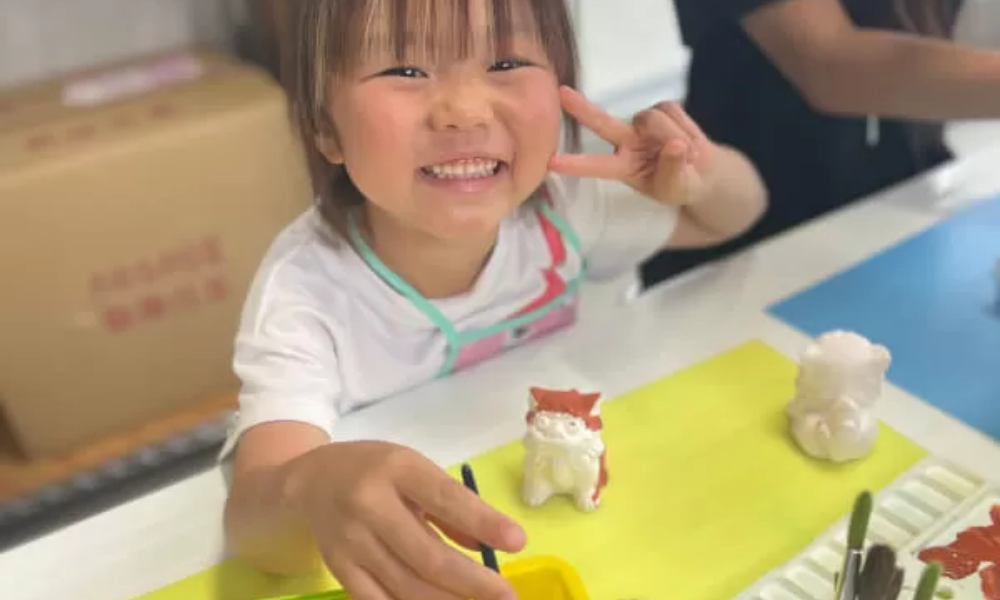カラフルな絵の具でシーサーの絵付け