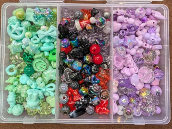 【2】いろいろなカラーやデザインのビーズを選んでキーチェーンバー（金属棒）に通していきます❣