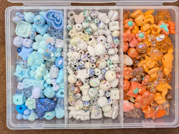 【2】いろいろなカラーやデザインのビーズを選んでキーチェーンバー（金属棒）に通していきます❣