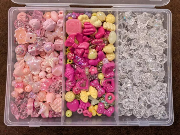 【2】いろいろなカラーやデザインのビーズを選んでキーチェーンバー（金属棒）に通していきます❣