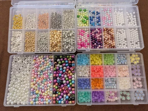 【2】いろいろなカラーやデザインのビーズを選んでキーチェーンバー（金属棒）に通していきます❣