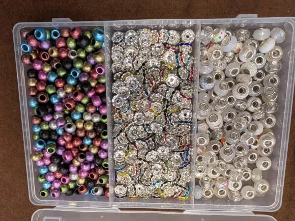 【2】いろいろなカラーやデザインのビーズを選んでキーチェーンバー（金属棒）に通していきます❣