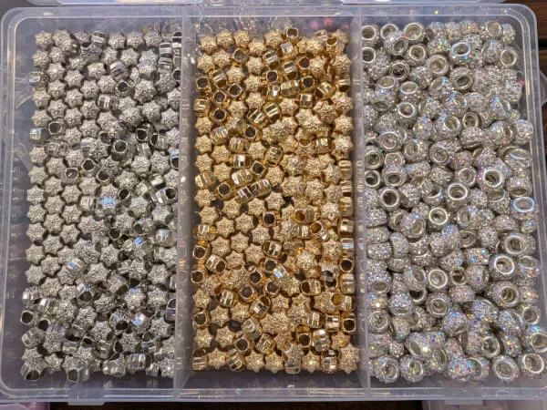 【2】いろいろなカラーやデザインのビーズを選んでキーチェーンバー（金属棒）に通していきます❣