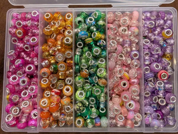 【2】いろいろなカラーやデザインのビーズを選んでキーチェーンバー（金属棒）に通していきます❣