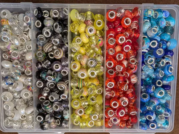 【2】いろいろなカラーやデザインのビーズを選んでキーチェーンバー（金属棒）に通していきます❣