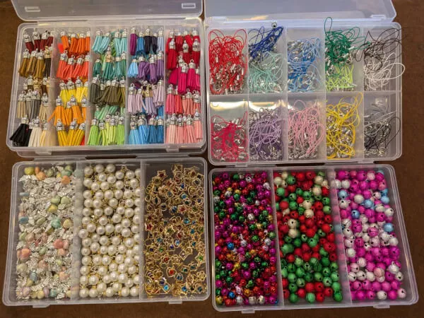 【3】いろいろなカラーやデザインのチャームの材料を選んでキーチェーンバー（金属棒）につけていきます❣