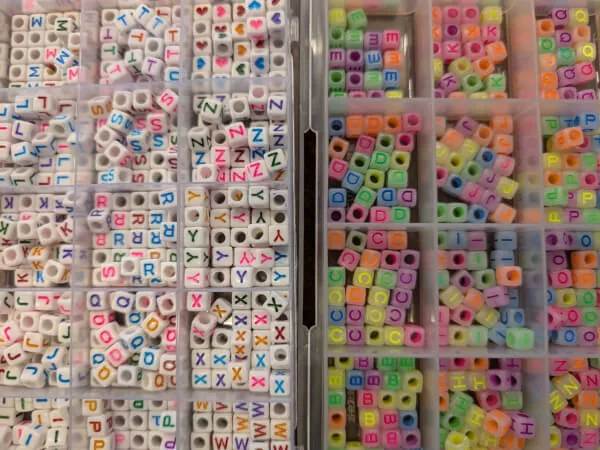 【2】自分や推しのイニシャルのビーズを選んでキーチェーンバー（金属棒）につけていきます❣