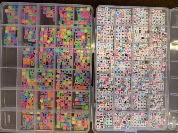 【2】自分や推しのイニシャルのビーズを選んでキーチェーンバー（金属棒）につけていきます❣