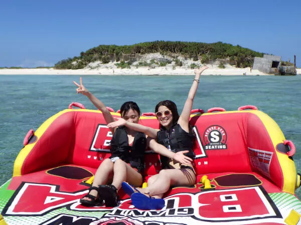 慶良間ボートシュノーケリング＆マリンスポーツ2種★慶良間無人島上陸ツアー【那覇発・終日・5歳以上・1名可・ランチ＆撮影写真付（データ：Facebook共有）&那覇市内送迎付】(B)