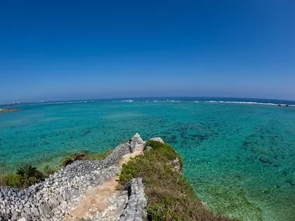 恩納村ビーチシュノーケリング★青の展望台＆白のビーチ【ガイド貸切・3歳以上・2名～・約2時間半・店舗集合・餌付け＆水中写真（SDカード付）無料】