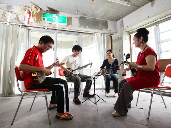 那覇・首里城近く『本格三線体験★初心者歓迎』プロの三線ミュージシャンが指導♪【約2時間・3歳以上・1名可】