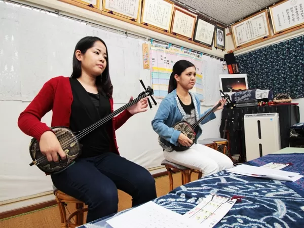 那覇国際通り近く『本格三線教室』午前09：30／午後12：00開始★初心者でも弾ける♪【モノレール美栄橋駅徒歩3分・約2時間・12歳以上・1名可・当日電話申込可】