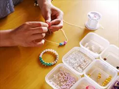 美ら海水族館車約20分『琉球エナジーブレスレッド作り』【沖縄本島北部・今帰仁村・約60分・7歳以上・1名可・当日電話申込可】