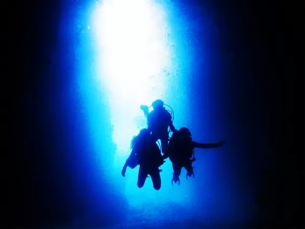 沖縄青の洞窟ボート体験ダイビング1本【ガイド貸切・恩納村店舗集合・10歳以上・2名～・※送迎なし★English/Chinese/한국어　OK！】