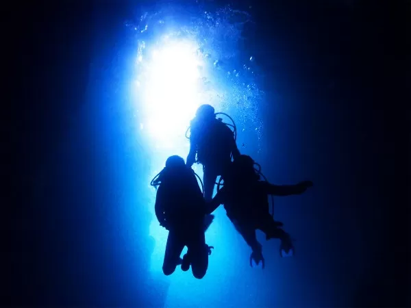 沖縄青の洞窟ボート体験ダイビング1本★那覇送迎付【ガイド貸切・恩納村発・10歳以上・2名～・水中写真付（データ：DVD-Rお渡し）・送迎付（那覇～名護＋沖縄市）★English/Chinese/한국어　OK！】