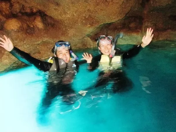 沖縄青の洞窟ボートシュノーケリング★那覇送迎付【合同プラン・恩納村発・6歳以上・2名～・送迎付（那覇～名護＋沖縄市）・水中写真付（データ：DVD-Rお渡し）★English/Chinese/한국어　OK！】