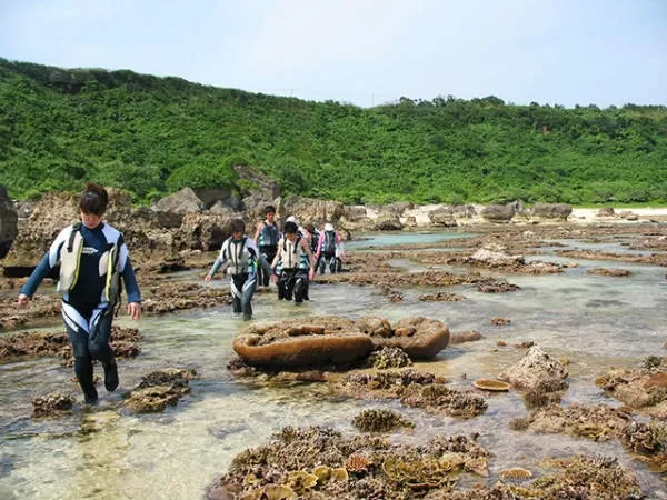 宮古島トレッキング・鍾乳洞パンプキンホール探検【保良泉（ぼらがー）ビーチ発・7歳以上・1名可・約2時間半】