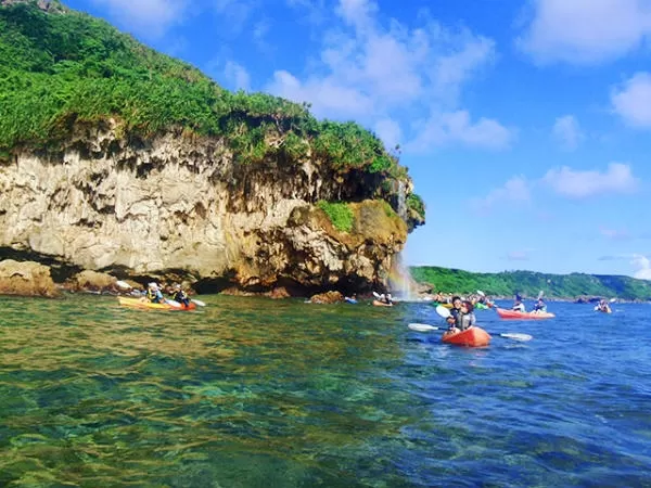 宮古島ビーチシュノーケリング＆カヤック＆鍾乳洞パンプキンホール探検【保良泉（ぼらがー）ビーチ発・7歳以上・1名可・約4時間・ランチ付・宮古島内送迎無料★冬限定（12月～2月開催）】