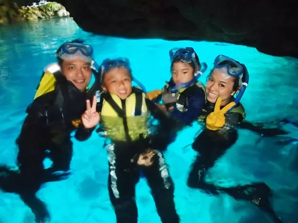 青の洞窟ビーチシュノーケリング【ガイド貸切・5歳以上・2名～・約2時間半・店舗集合・餌付け＆水中写真（SDカード付）無料】