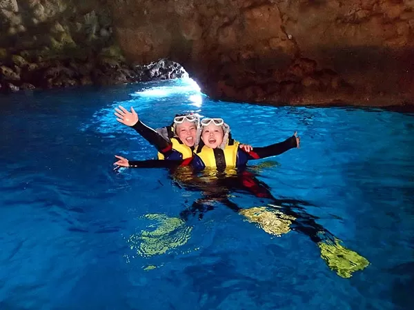 青の洞窟ボートシュノーケリング【恩納村店舗集合・合同プラン・1日4便・ 約2時間半・5歳以上・1名可・水中写真別途販売有り・恩納村内送迎有（8・9月除く）】 