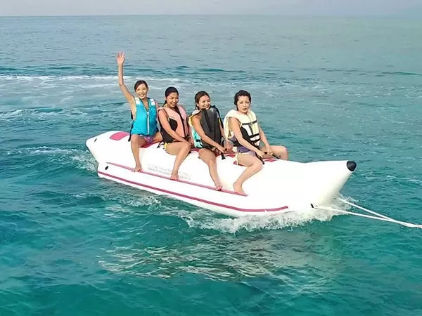 古宇利島マリンスポーツ『バナナボート』体験【古宇利ビーチ開催・約30分・6歳以上・1名可・当日電話申込可】