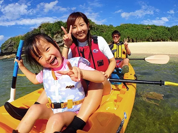 読谷村シーカヤックツアー★1グループガイド貸切【空港から車で約60分｜約2時間｜3歳～｜2名～｜写真撮影無料キャンペーン中 】