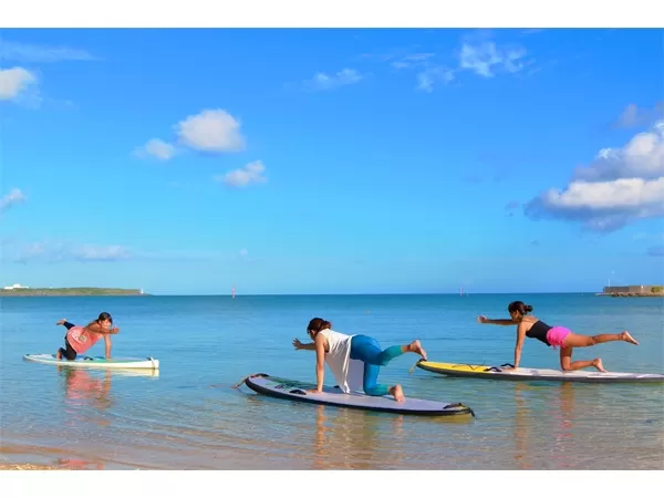 恩納村SUPヨガ＆ビーチヨガ★未経験大歓迎【女性インストラクター貸切・約2時間・7歳以上・2名～・女性専用パウダールームあり】★撮影＋SDカード無料プレセント