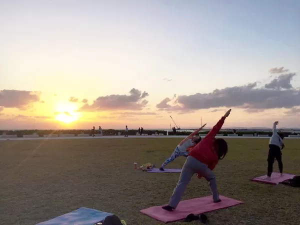 那覇空港から約15分★瀬長島ウミカジテラス『サンセット・ヨガ』 初心者歓迎 【約1時間・0歳以上・2名～】