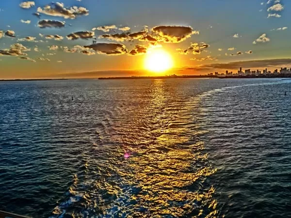 沖縄本島 北谷発サンセット＆ナイトクルージング 【浜川漁港発・約40分・0歳以上・2名～・当日電話申込可】