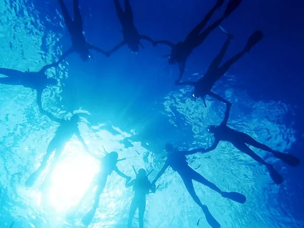 青の洞窟ビーチシュノーケリング★沖楽限定プラン【ガイド貸切・読谷村店舗集合・2歳以上・4名～・餌付け＆水中写真無料（DL形式）・託児ルーム有！English/Chinese OK】