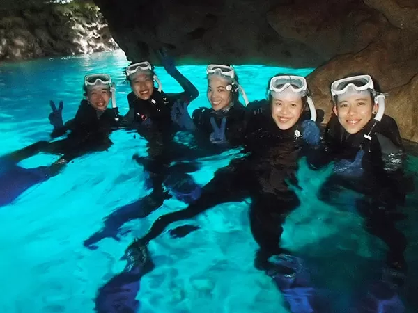 青の洞窟ボートシュノーケリング★沖楽限定プラン【ガイド貸切・読谷村店舗集合・6歳以上・3名～・餌付け＆水中写真無料（DL形式）・託児ルーム有！English/Chinese OK】
