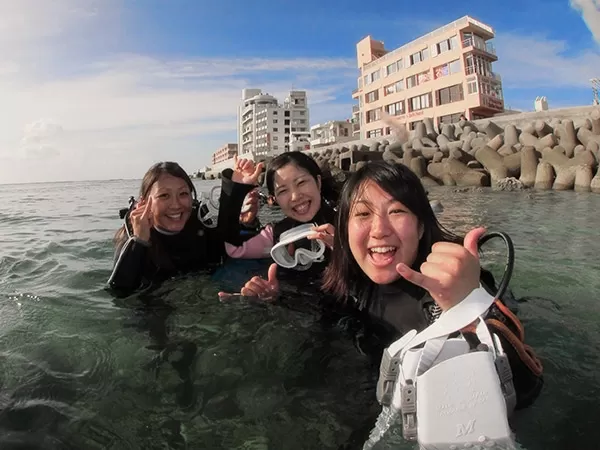 沖縄本島中部『砂辺ビーチファンダイビング』2本【北谷町開催・1名可・水中写真無料・器材別途・那覇～恩納村送迎無料】