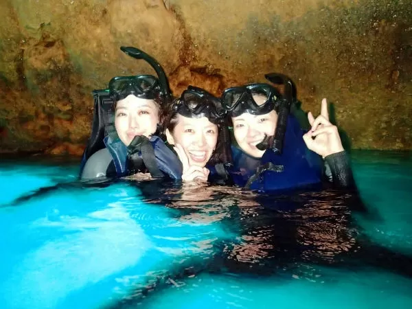 「青の洞窟ボートシュノーケリング」＆「恩納村サンセットSUPクルーズ」セットプラン【貸切プラン・恩納村店舗集合・6歳以上・2名～・撮影データプレゼント・★English/Chinese/한국어　OK！】