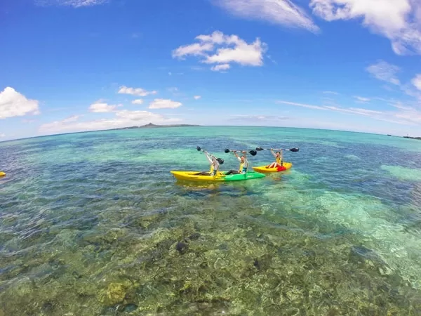 沖縄本島北部 備瀬マリンレジャー『カヤック＆備瀬のワルミ散策』ツアー【沖縄本島北部｜本部町「備瀬」・所要約90分・5歳以上・2名～・当日電話申込可 】★備瀬のフクギ並木入口に店舗