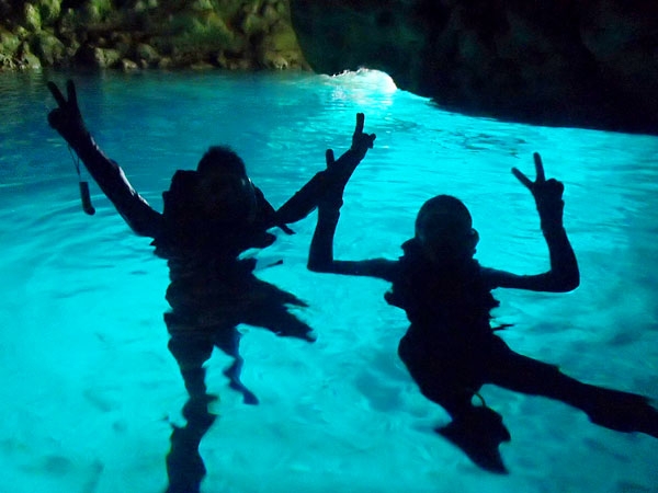 ハイサイ探偵団割！通常より20%OFF★青の洞窟ビーチシュノーケリング★沖楽限定プラン【ガイド貸切・読谷村店舗集合・2歳以上・2名～・餌付け＆水中写真無料（DL形式）・託児ルーム有！English/Chinese OK】