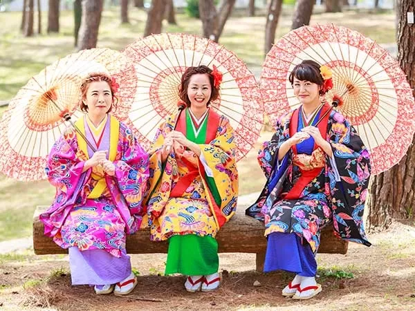 読谷村「琉装体験・でいごコース」★世界遺産『座喜味城跡』で自由散策30分【約90分・1名可・別途撮影サービスあり】