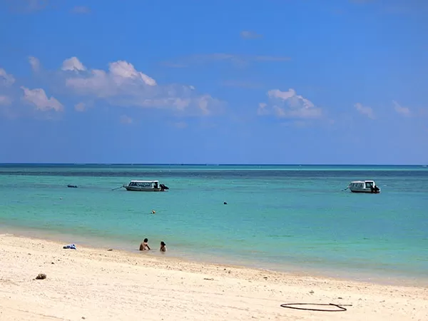 GOTOトラベルキャンペーン35％OFF！『沖縄本島南部周遊』観光バスツアー＜ニライカナイ橋（車窓）⇒知念岬公園⇒新原（みーばる）ビーチ⇒ウミカジテラス＞【那覇発・半日・午前発・約4時間・1名可・空港降車可・入場料別途・観光ガイド無し・Wifiフリー】