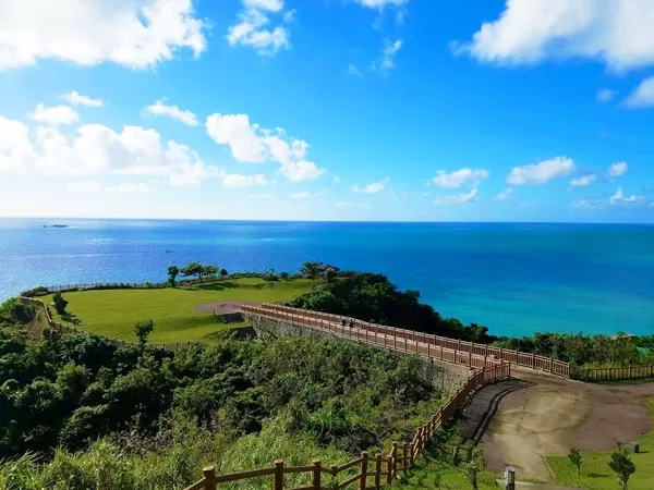 GOTOトラベルキャンペーン35％OFF！那覇空港発『沖縄本島南部周遊』観光バスツアー＜ニライカナイ橋（車窓）⇒知念岬公園⇒新原（みーばる）ビーチ⇒ウミカジテラス＞【空港14：00発・半日・約4時間・1名可・入場料別途・観光ガイド無し・Wifiフリー】