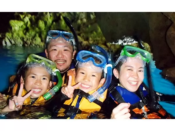 沖縄 青の洞窟ボートシュノーケリング【ガイド貸切・恩納村店舗集合・5歳以上・1名可・餌付け＆タオル貸出無料・水中カメラ撮影付（CD-R or メール）・英語可・託児対応可★当日電話申込可】