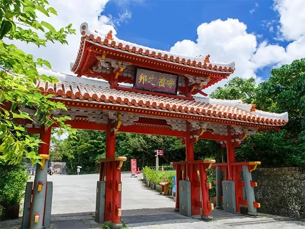 沖縄本島南部観光バス＜コース＞首里城公園⇒知念岬公園⇒おきなわワールド⇒琉球ガラス村⇒アウトレットモールあしびなー【那覇発・日帰り・約9時間半・0歳以上・施設入場料込・観光ガイド無し・車内Wifiフリー】（D）