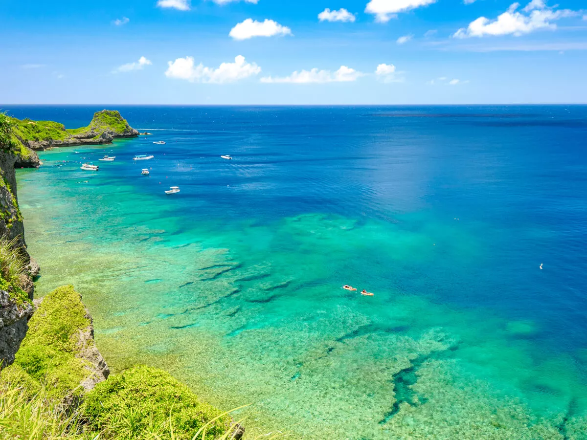 透明度抜群の海や雄大な地形を眺めながら、沖縄ならではの絶景クルージングをお楽しみください。