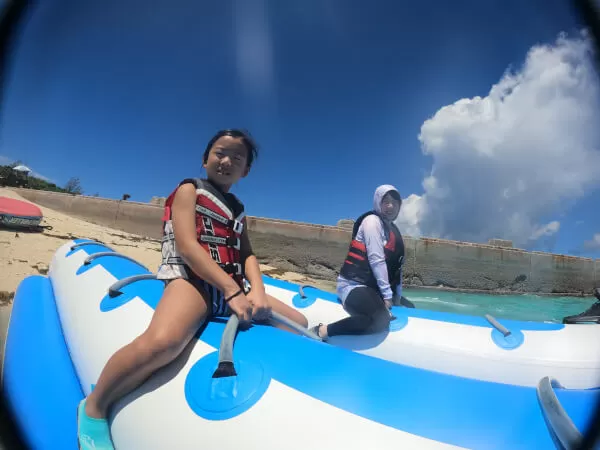 水中から水面を映すと宙に浮いてるようなシルエット♪