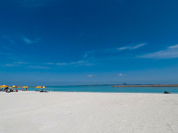 白い砂浜が続く天然のビーチ♪