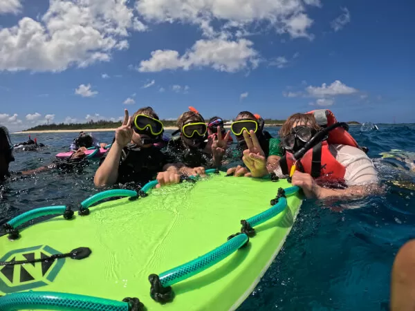 泳げない方でもボードに掴りながらインストラクターがガイドするので安心です♪