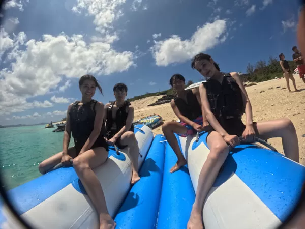 ２列１０人乗りタイプのバナナボートは安定感抜群♪