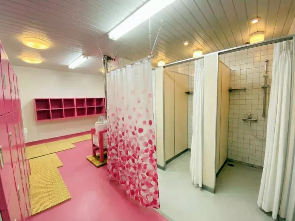 男女別のシャワー室、更衣室完備