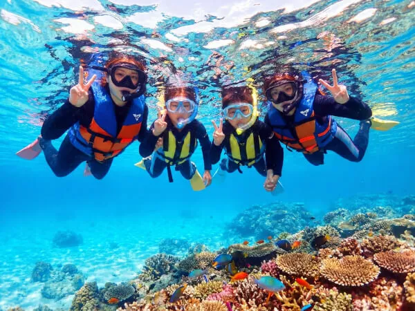 沖縄県恩納村真栄田岬にある青の洞窟シュノーケリング