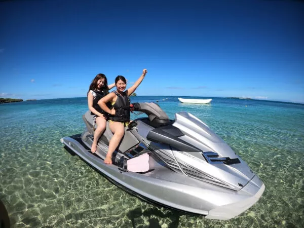 行き方③　ふたりでのご参加ならマリンジェットになることも。スタッフと3人乗りでGO！！