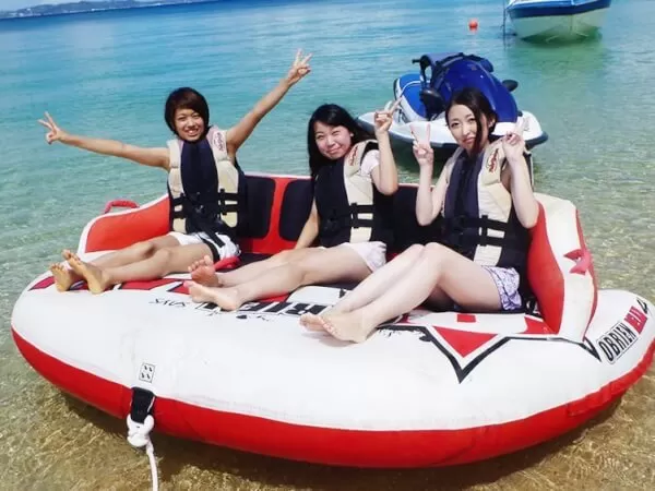 沖縄東海岸 浜比嘉島周辺『パラセーリング＆マリンチューブ3種』【海中道路周辺・約2時間・空中約10分・4歳以上・2名〜】