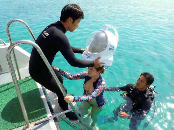 スタッフが水面でヘルメットをかぶせてから、はしごで降りていきます